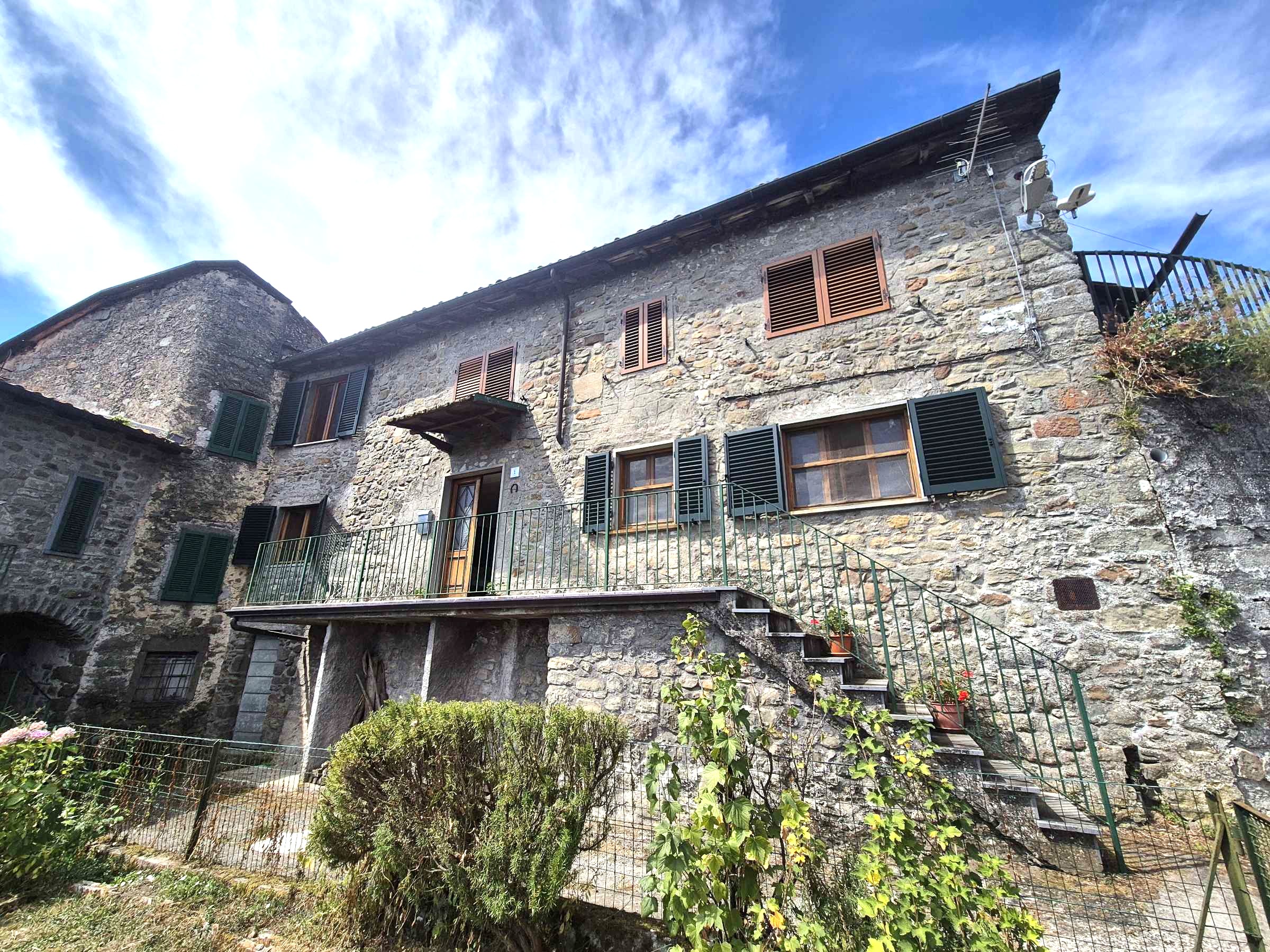House in Camporgiano - view 1