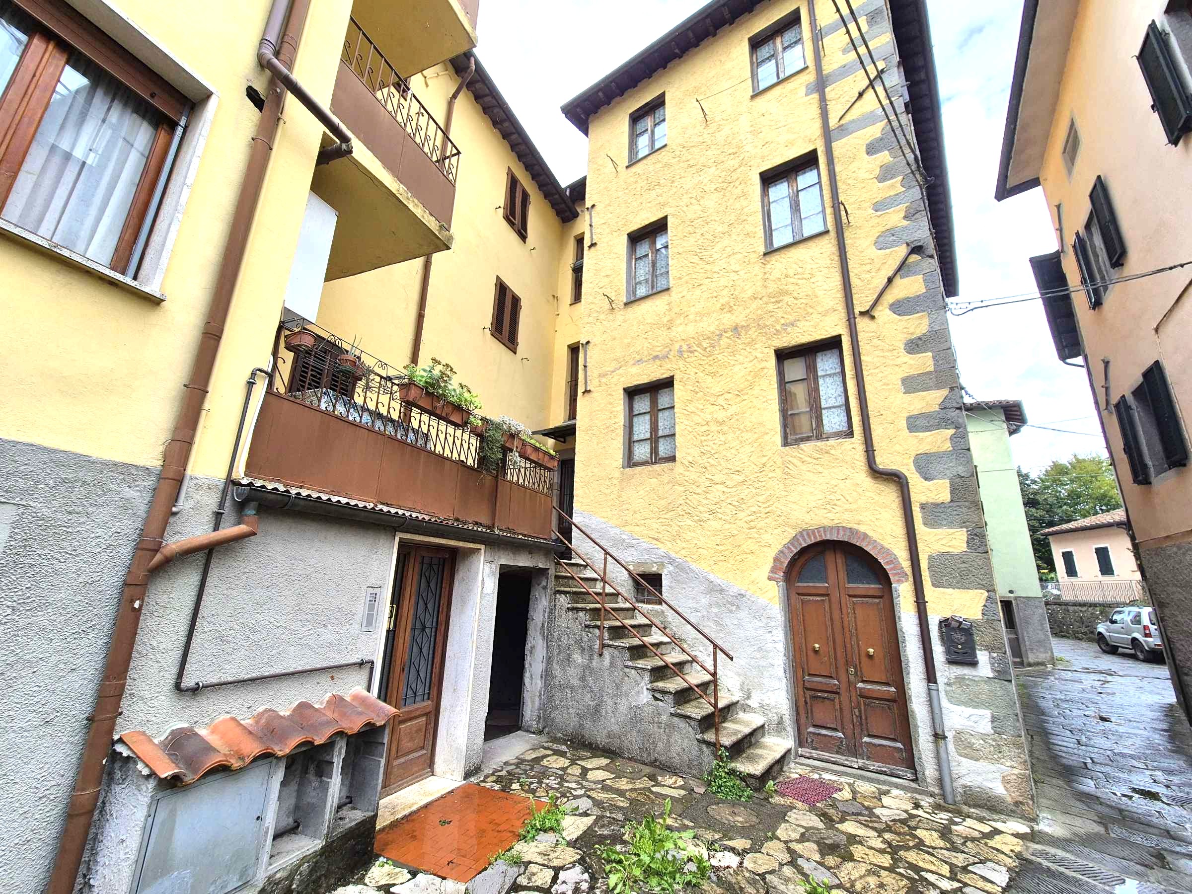 House in Pieve Fosciana - view 1