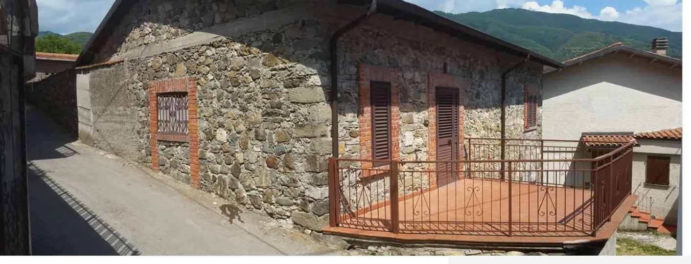 House in Piazza al Serchio - view 1