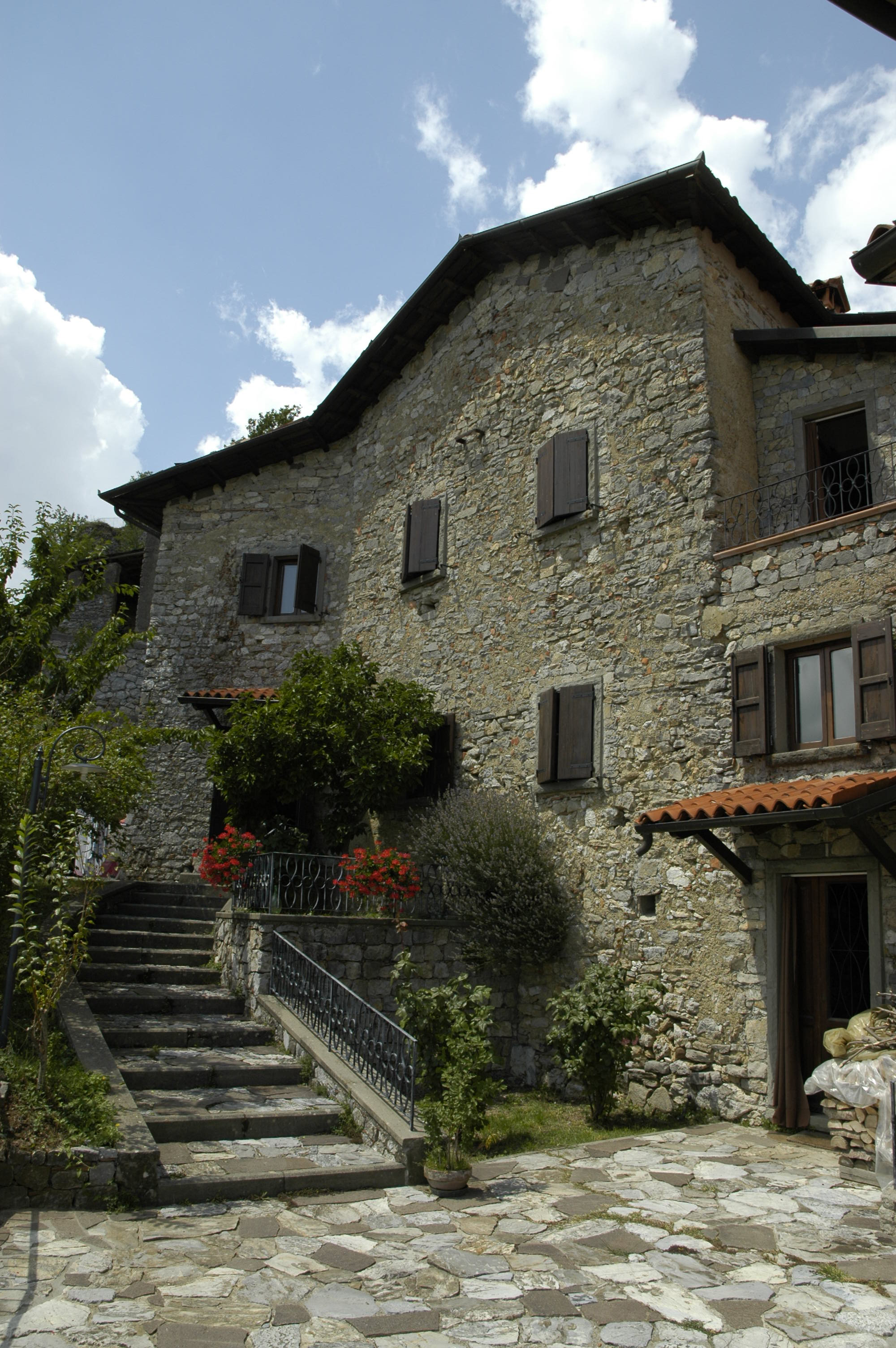 House in Molazzana - view 1