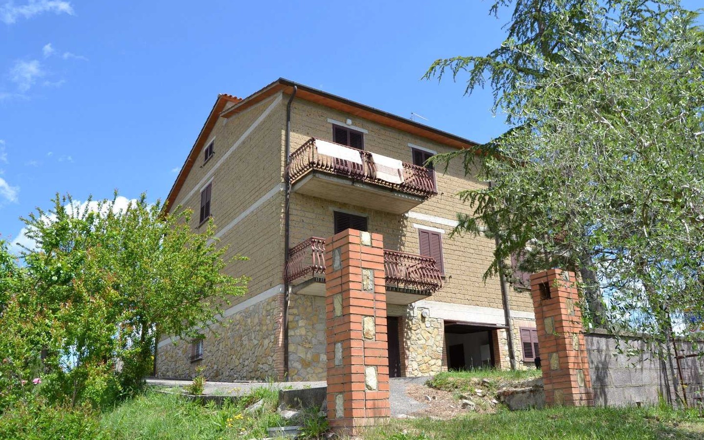 House in Fabro - view 1