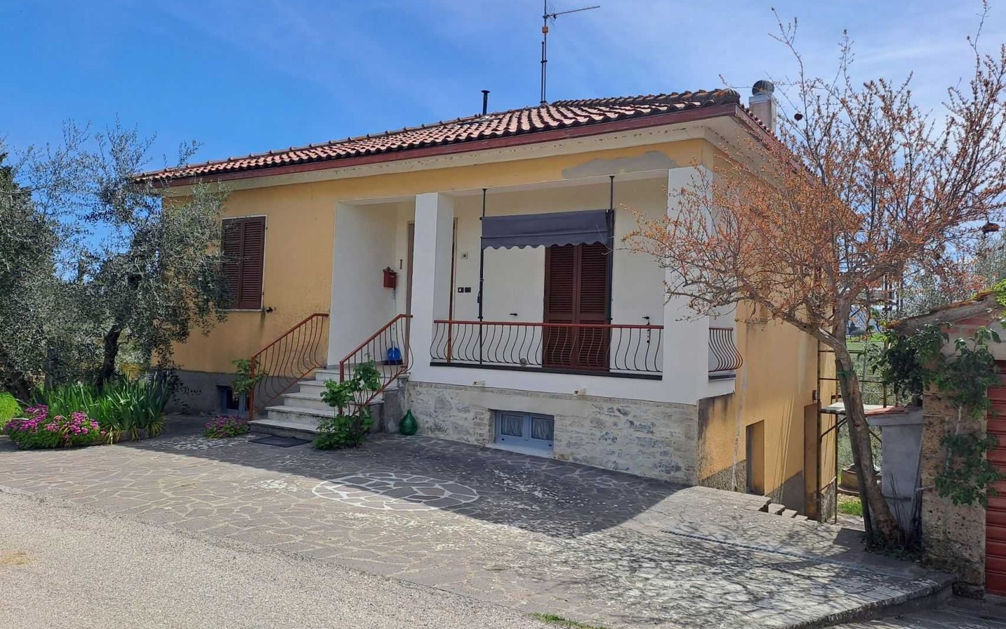 House in Castiglione del Lago - view 1