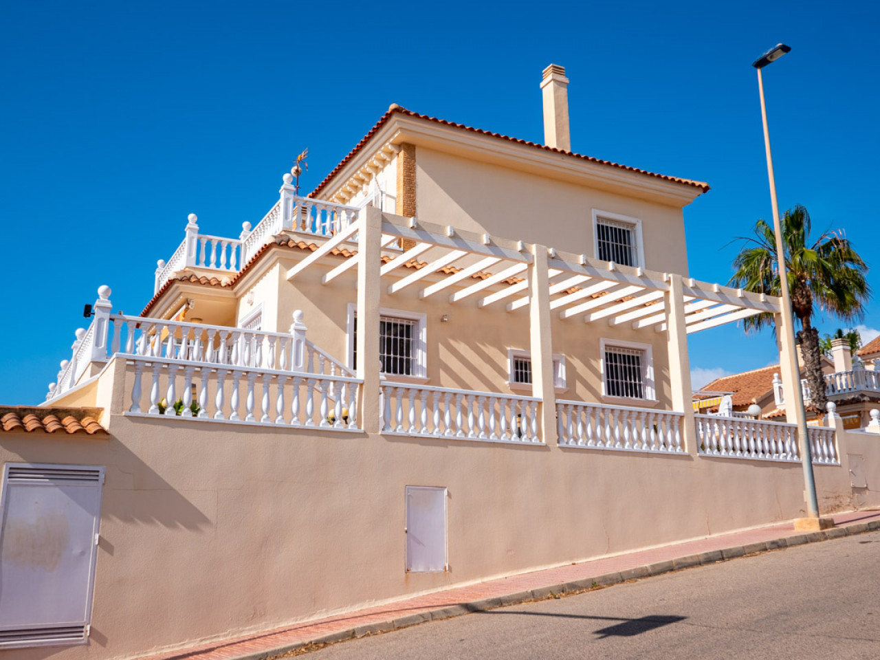 Villa in Alicante - view 1