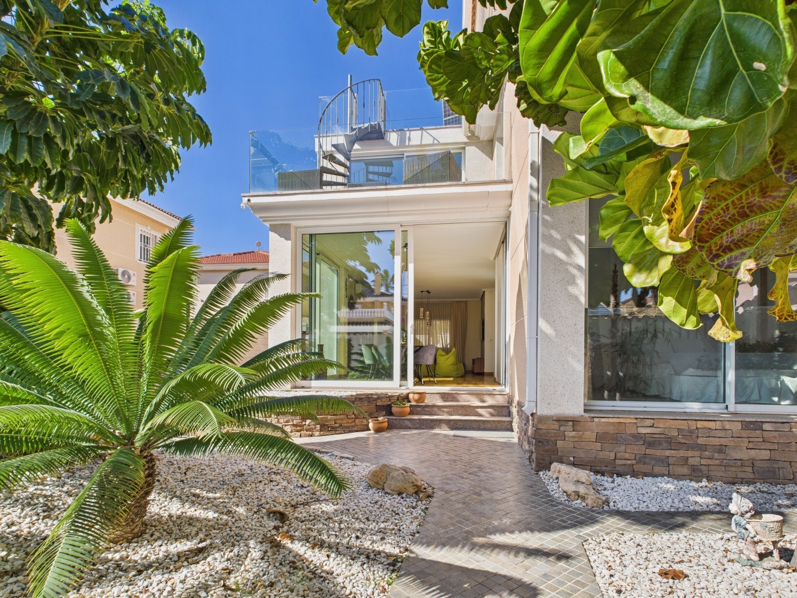 Villa in Santa Cruz - view 1