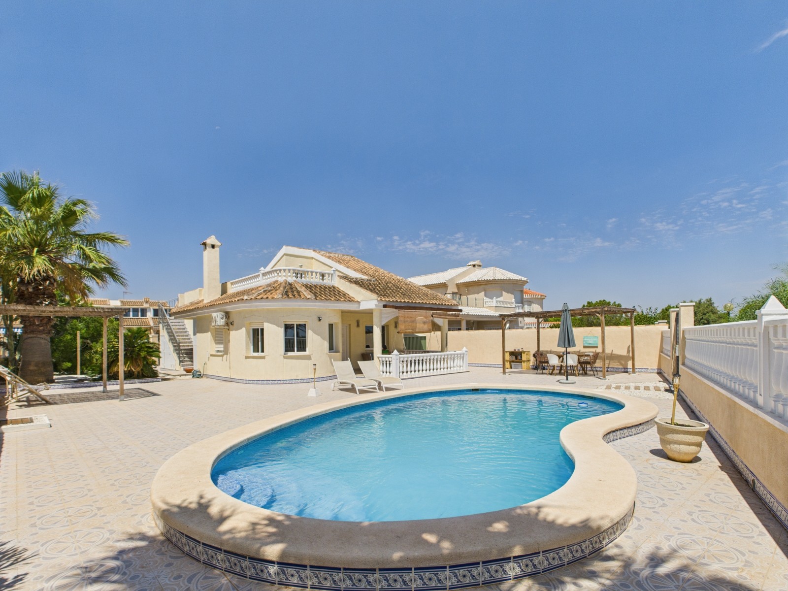 Villa in Santa Cruz - view 1