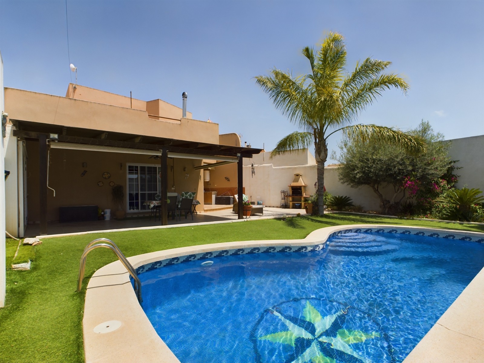 Villa in Santa Cruz - view 1