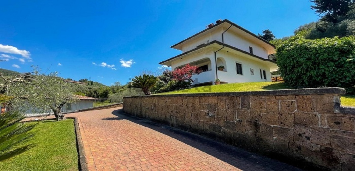 Villa in Pietrasanta - view 1