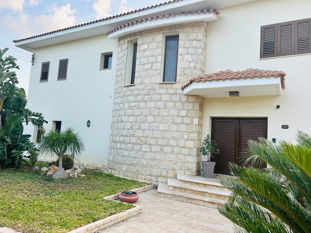 House in Kato Pyrgos - view 1