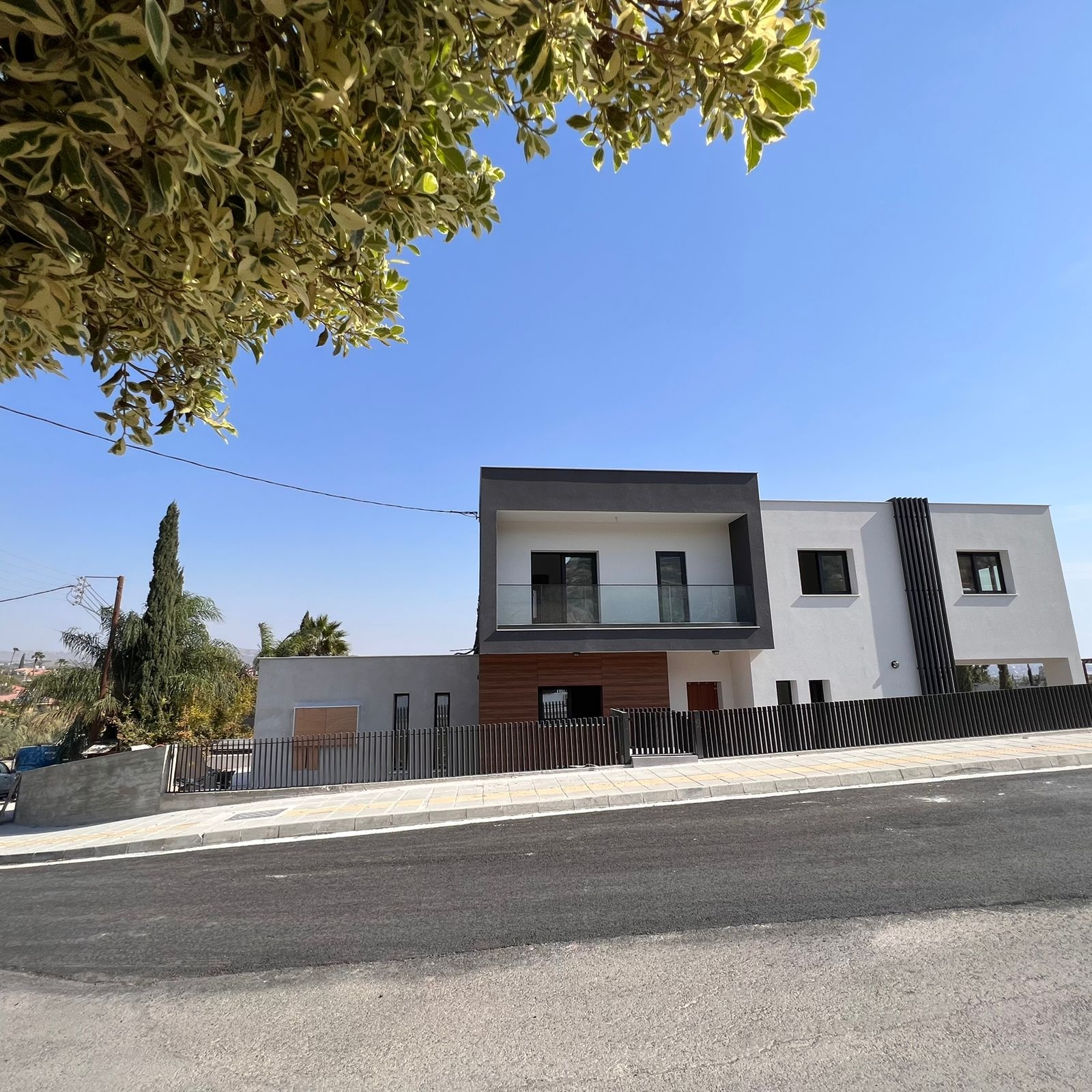 House in Kato Pyrgos - view 1