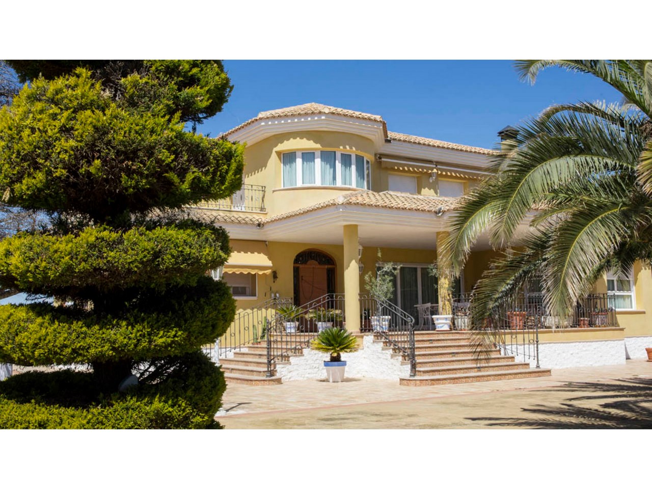 Villa in Santa Cruz - view 1