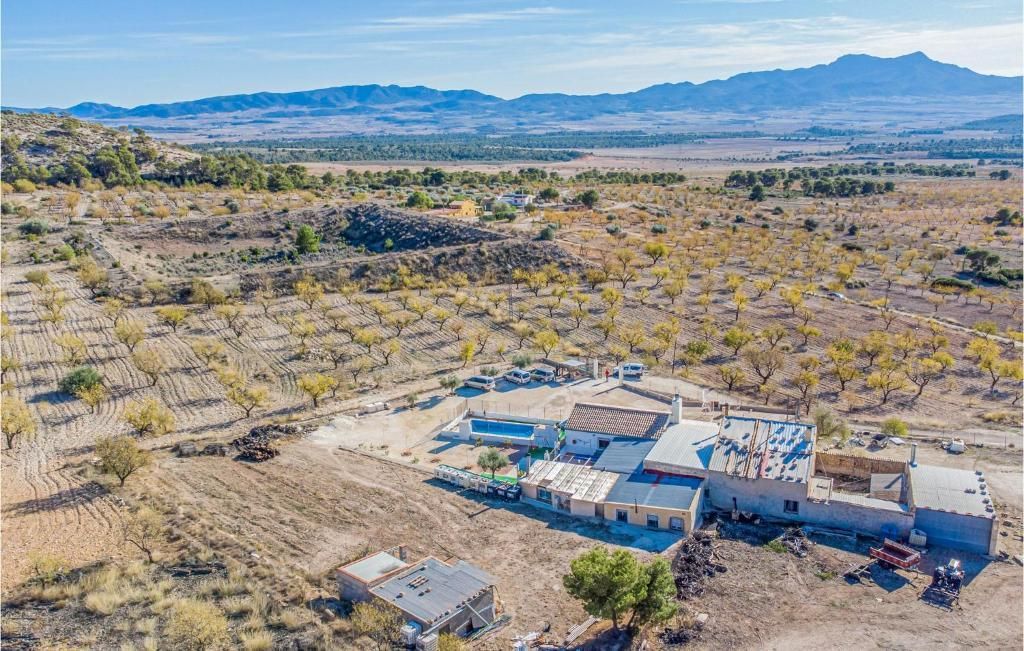 Villa in Pinoso - view 1