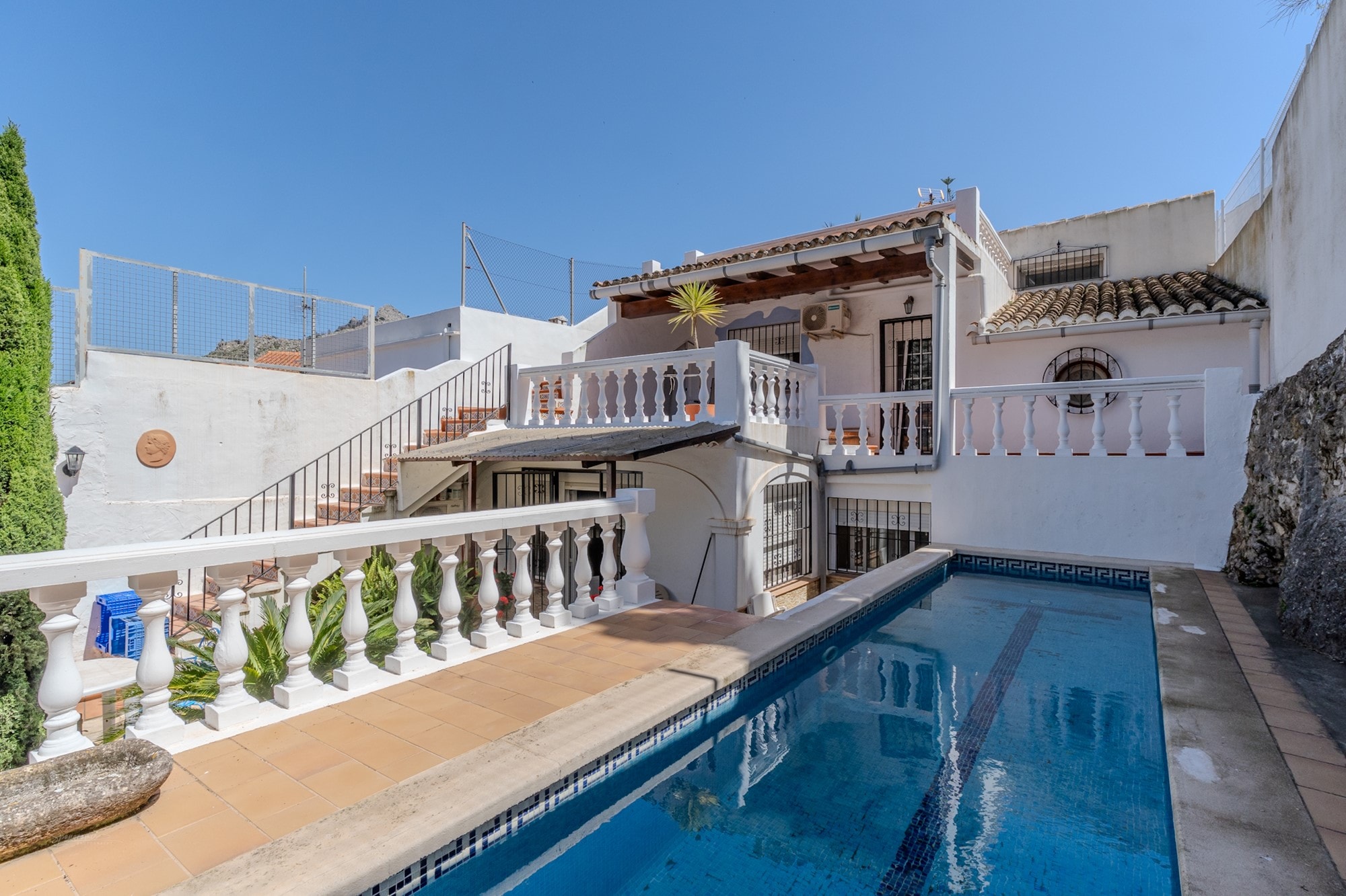 House in Rafol de Almunia - view 1