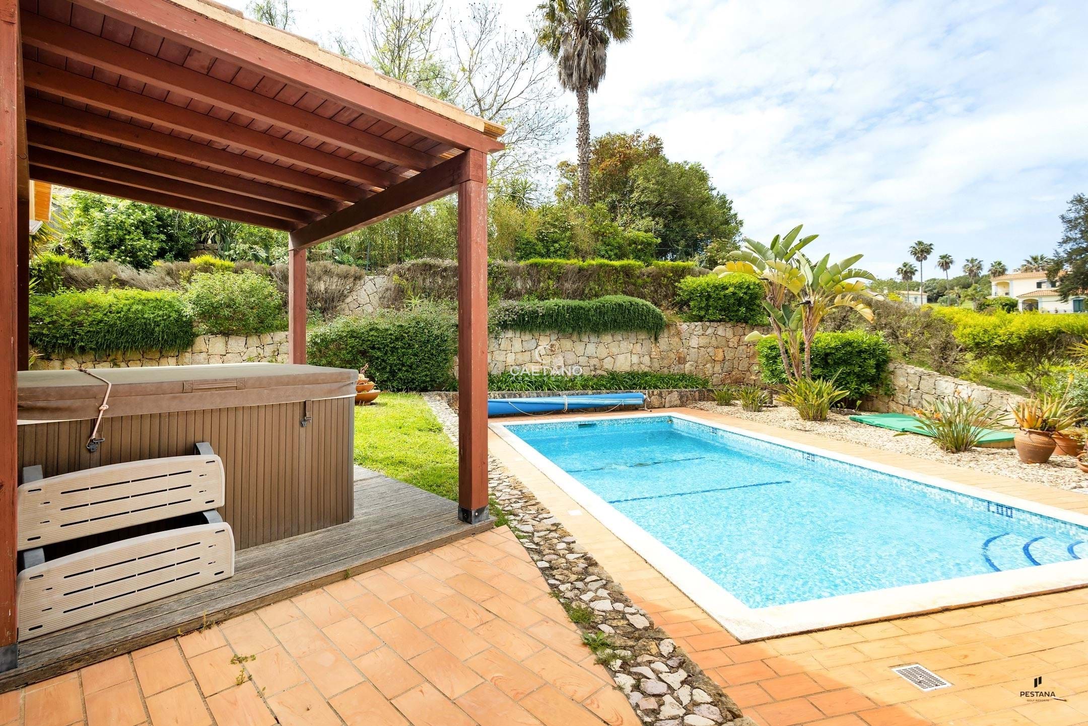 Villa in Estombar - view 1