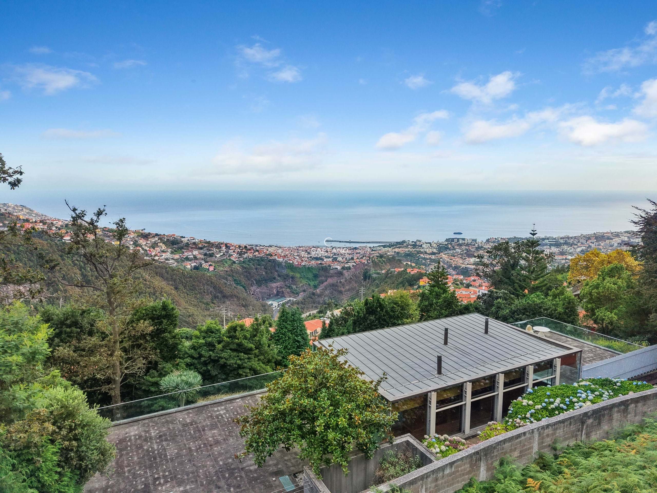 Villa in Funchal - view 1
