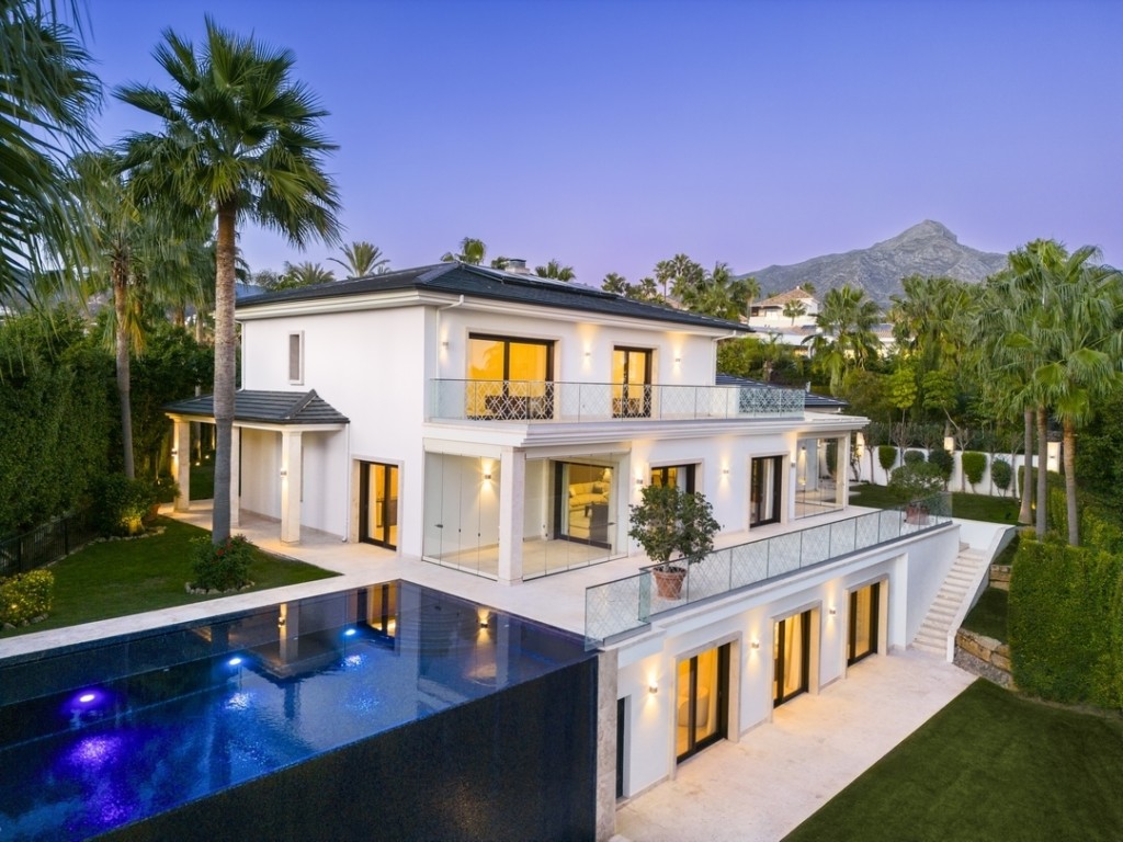 Villa in Marbella Del Este - view 1