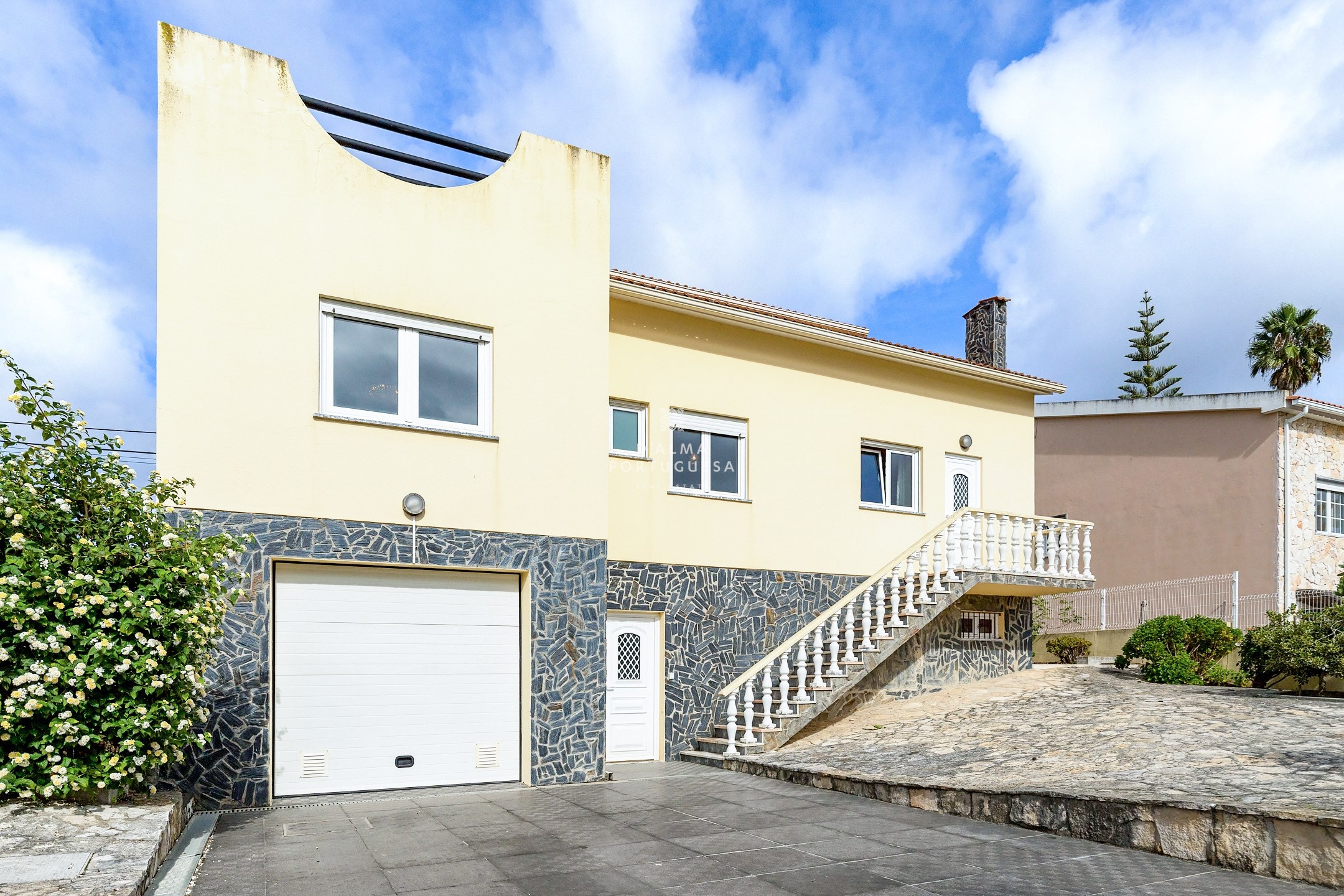 Villa in Santo Onofre e Serra do Bouro - view 1