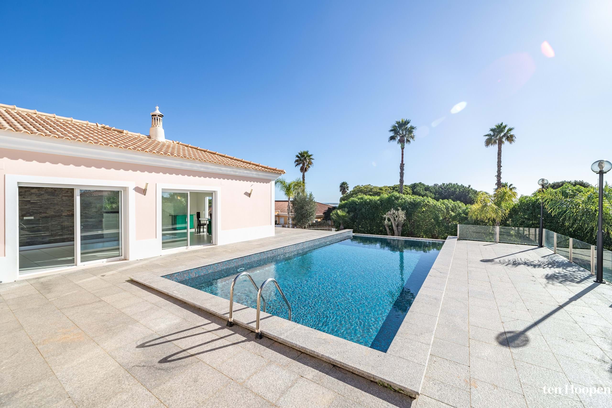 Villa in Lagos - view 1