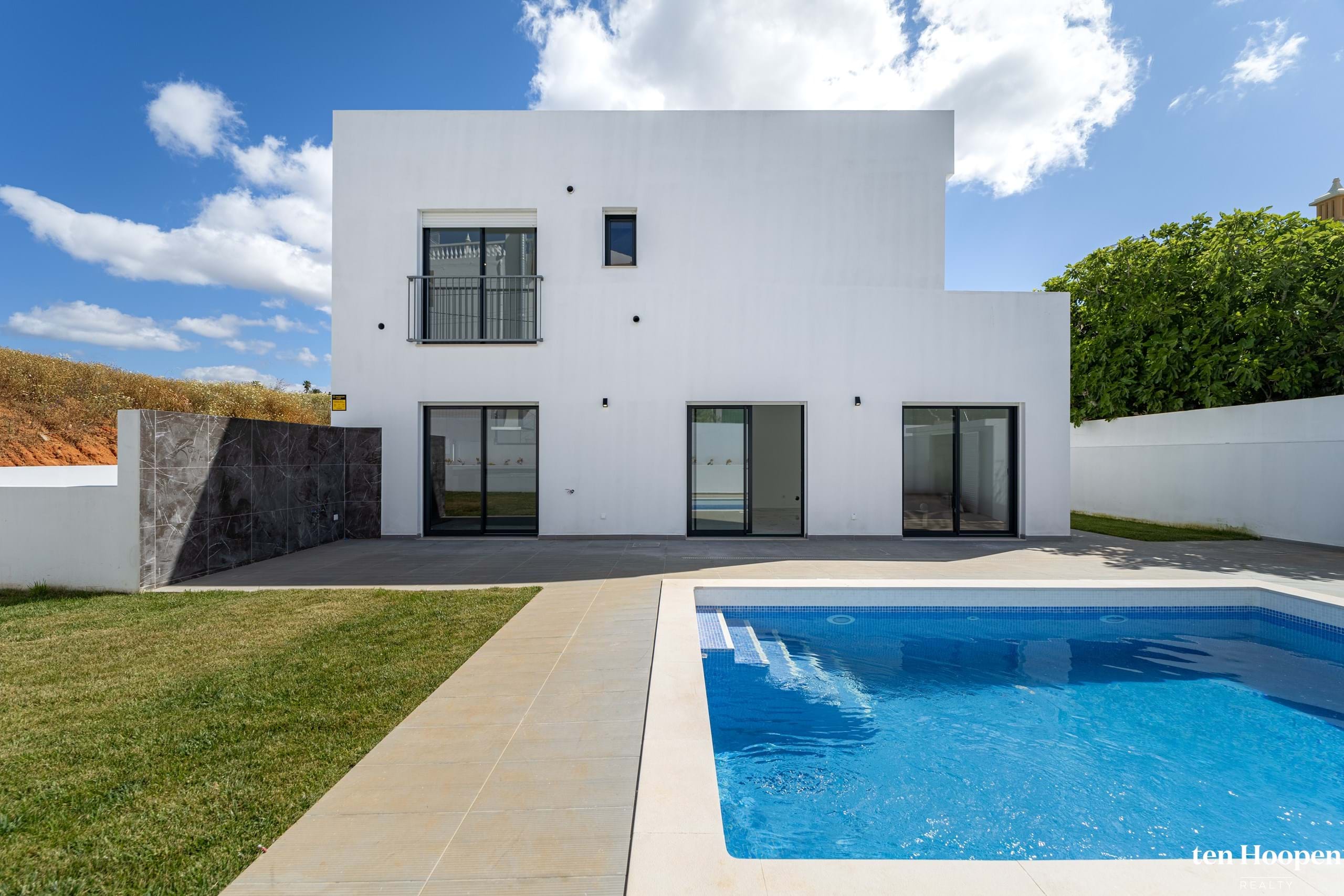 Villa in Lagos (Sao Sebastiao) - view 1