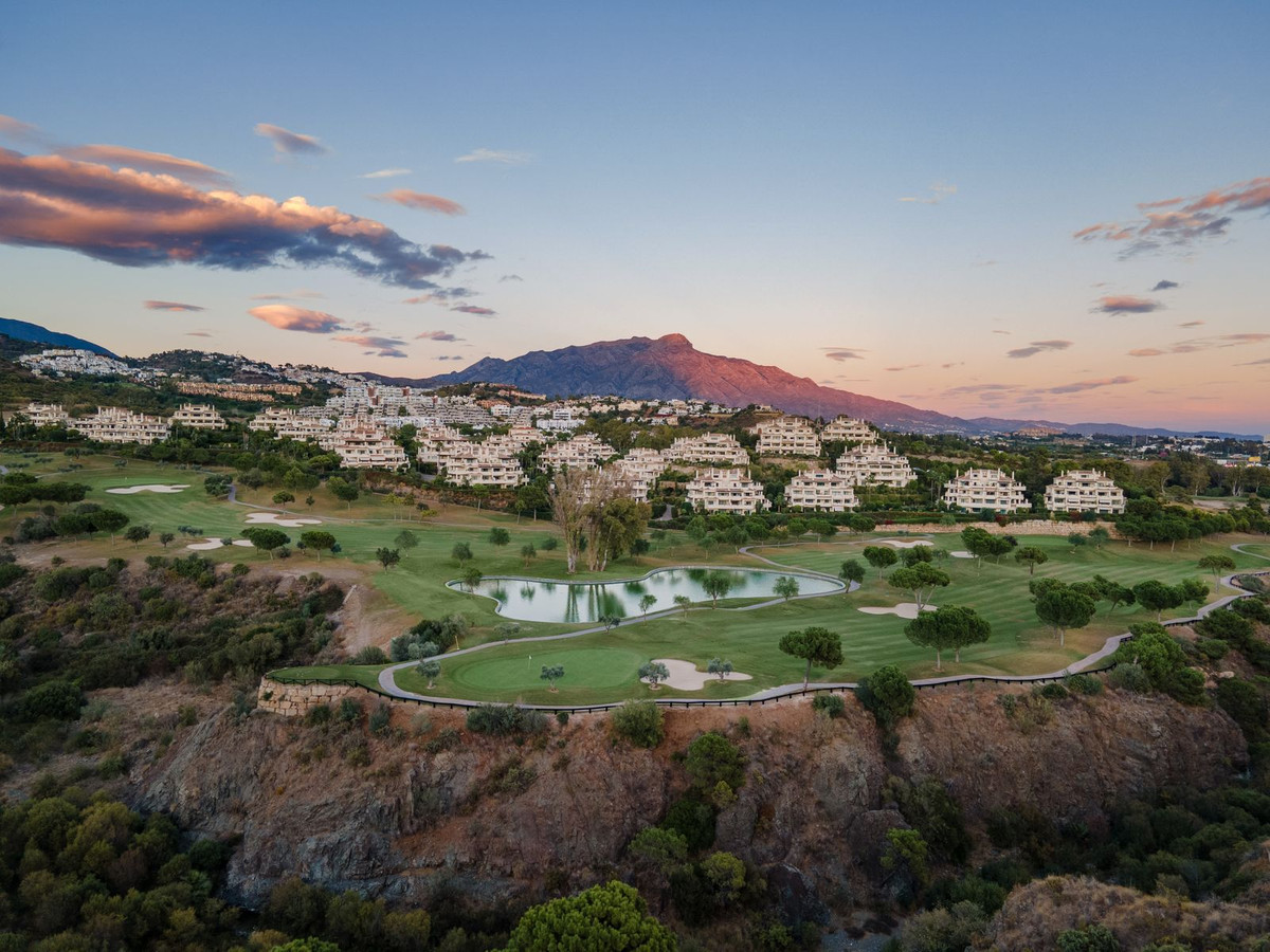 Apartment in Benahavis - view 1