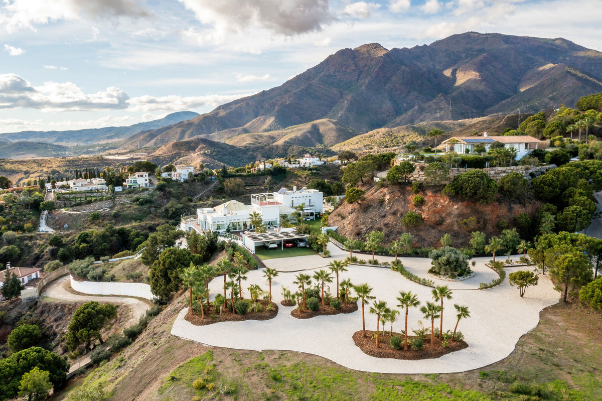 House in Estepona - view 1