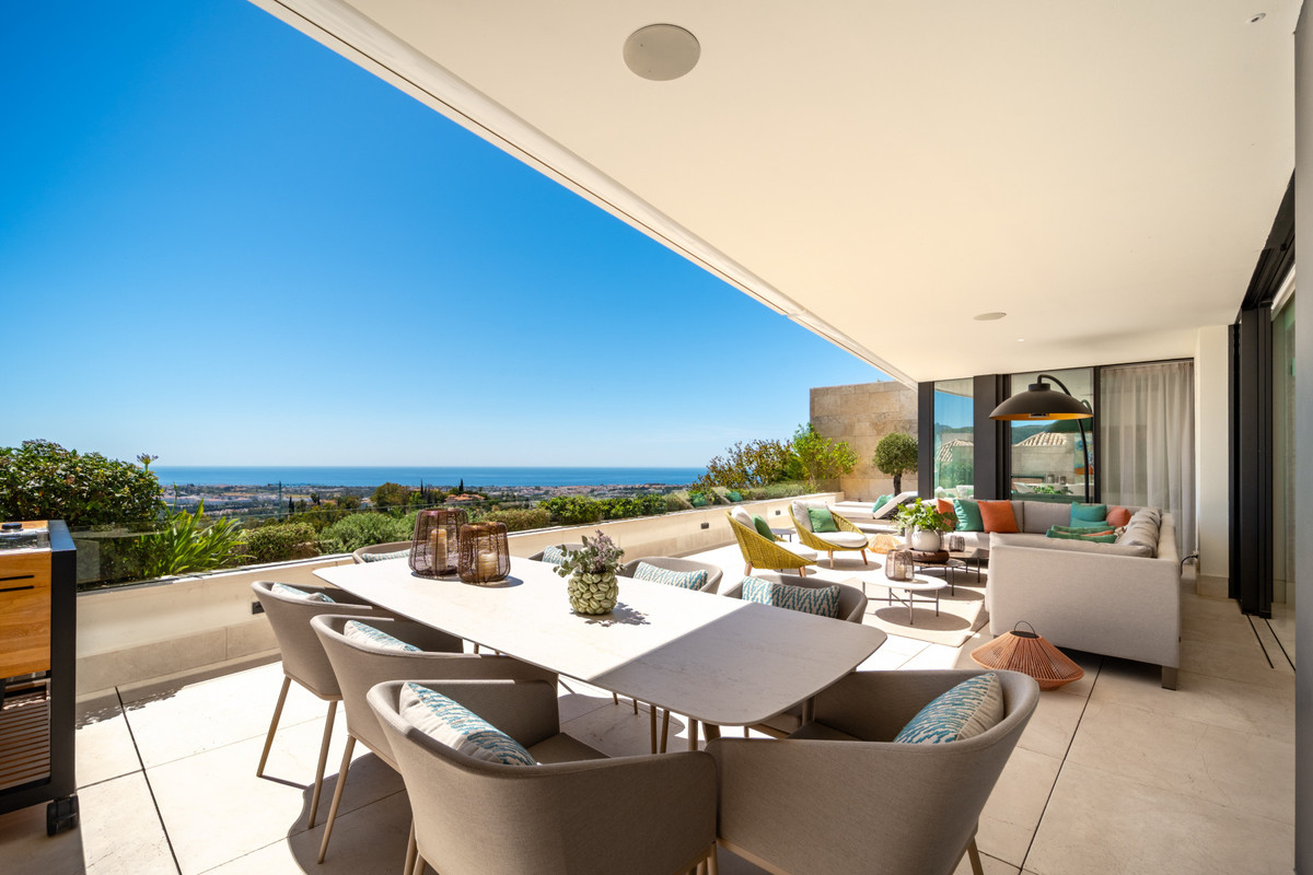 Apartment in Benahavis - view 1