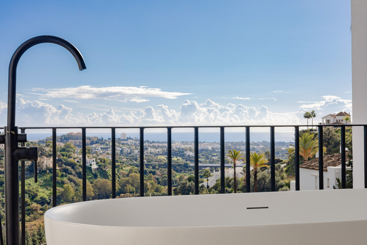 Apartment in Benahavis - view 1