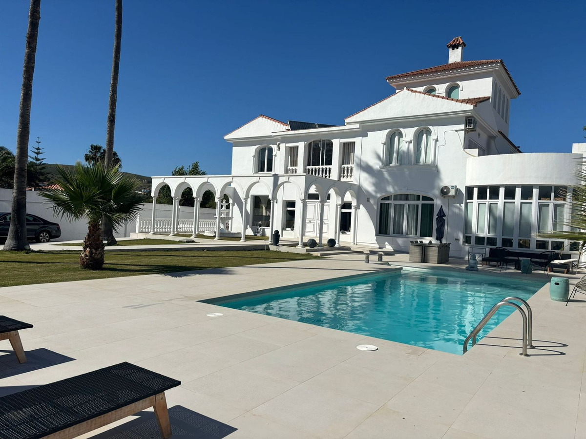 House in La Linea de la Concepcion - view 1