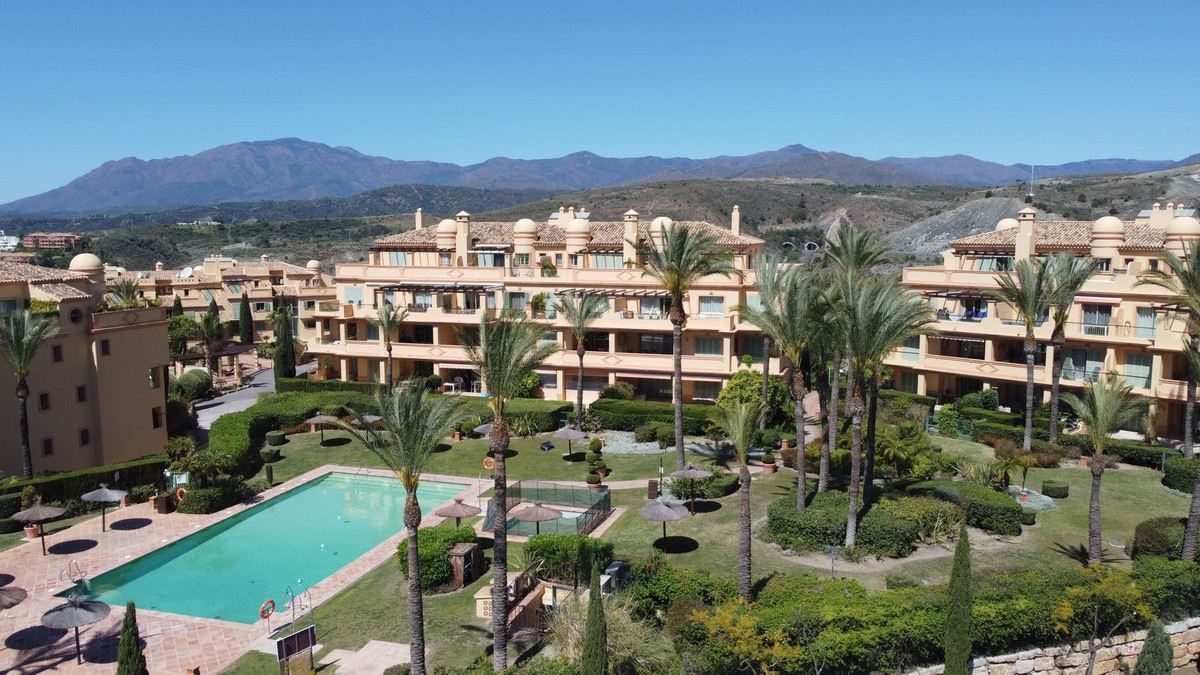 Apartment in Benahavis - view 1