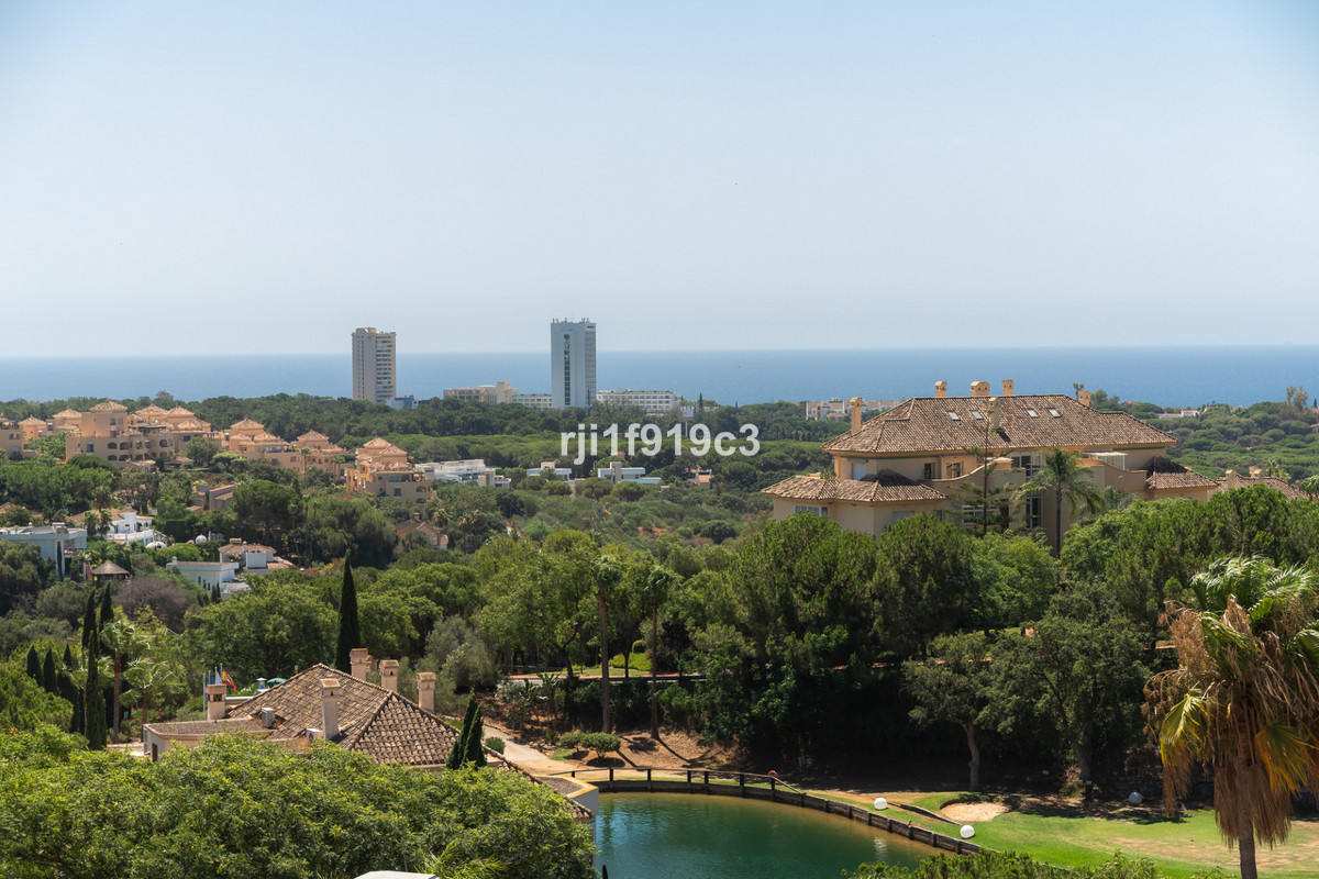 Apartment in Marbella Del Este - view 1