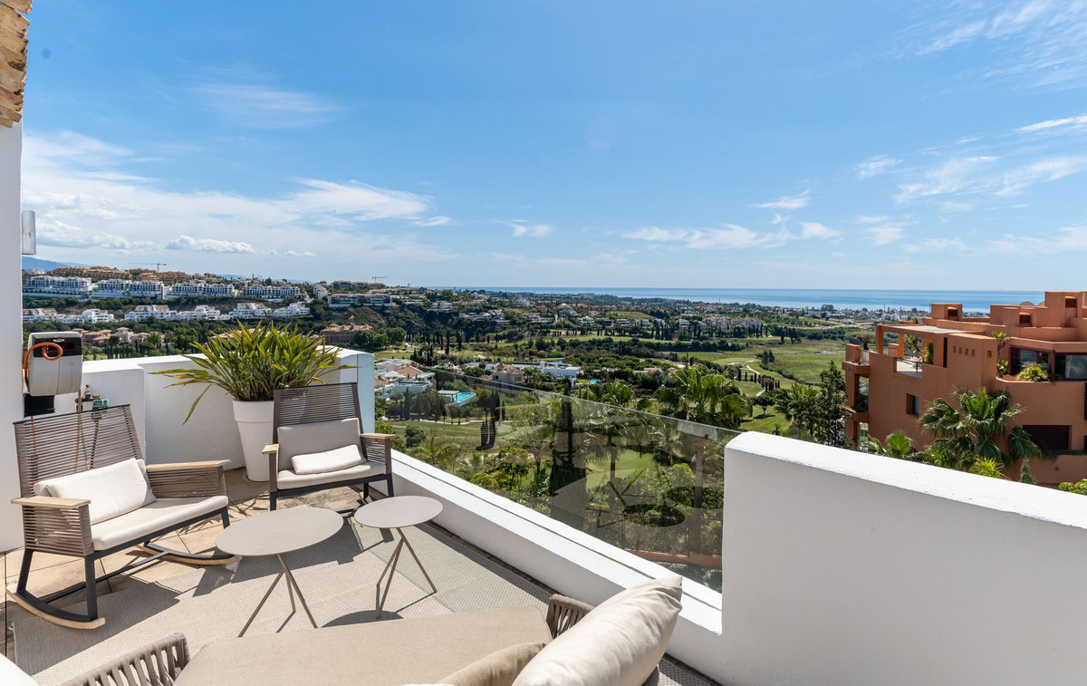 Apartment in Benahavis - view 1