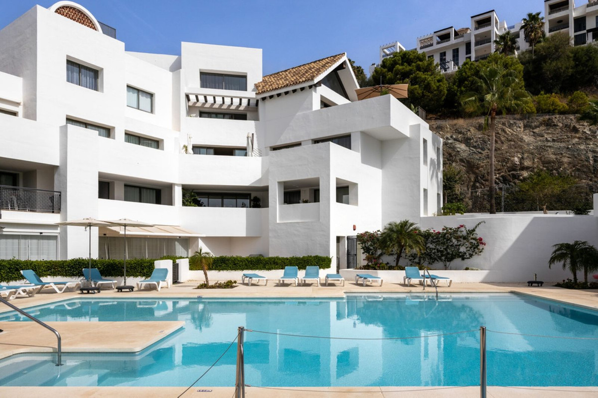 Apartment in Benahavis - view 1