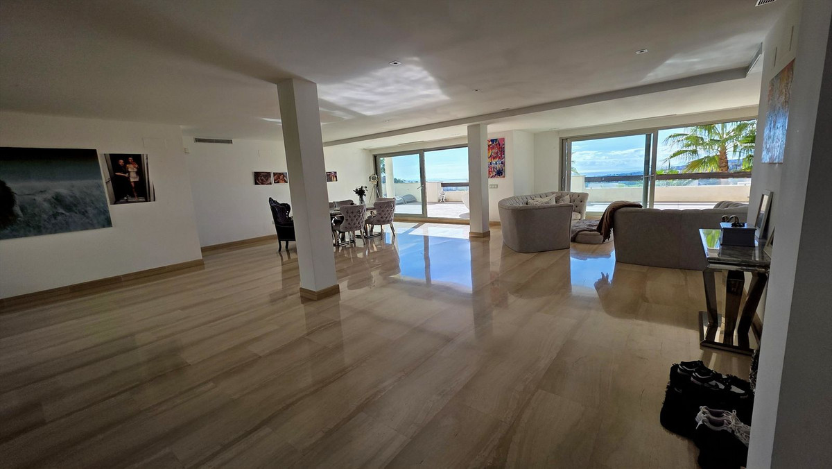 Apartment in Benahavis - view 1