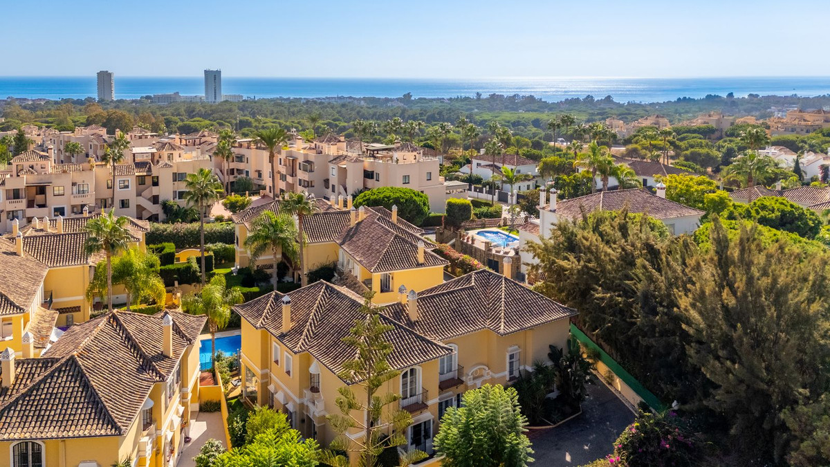 House in Marbella Del Este - view 1