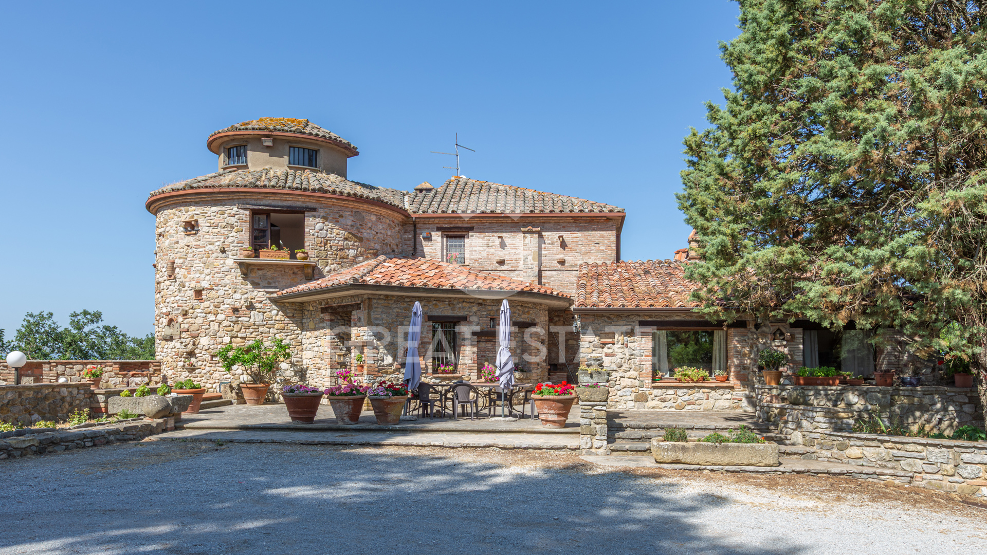 House in Montegabbione - view 1
