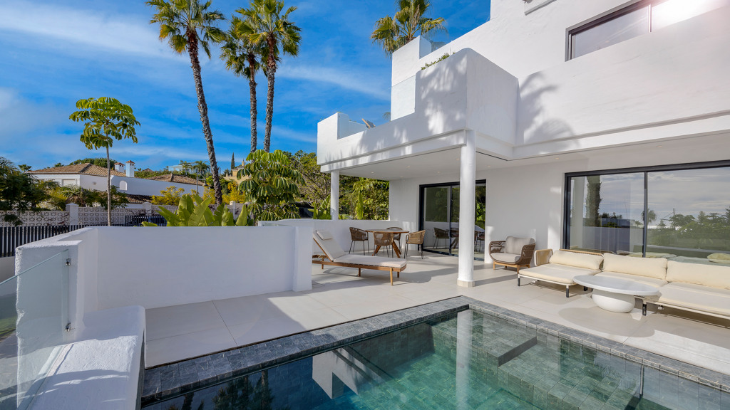 House in El Paraiso - view 1