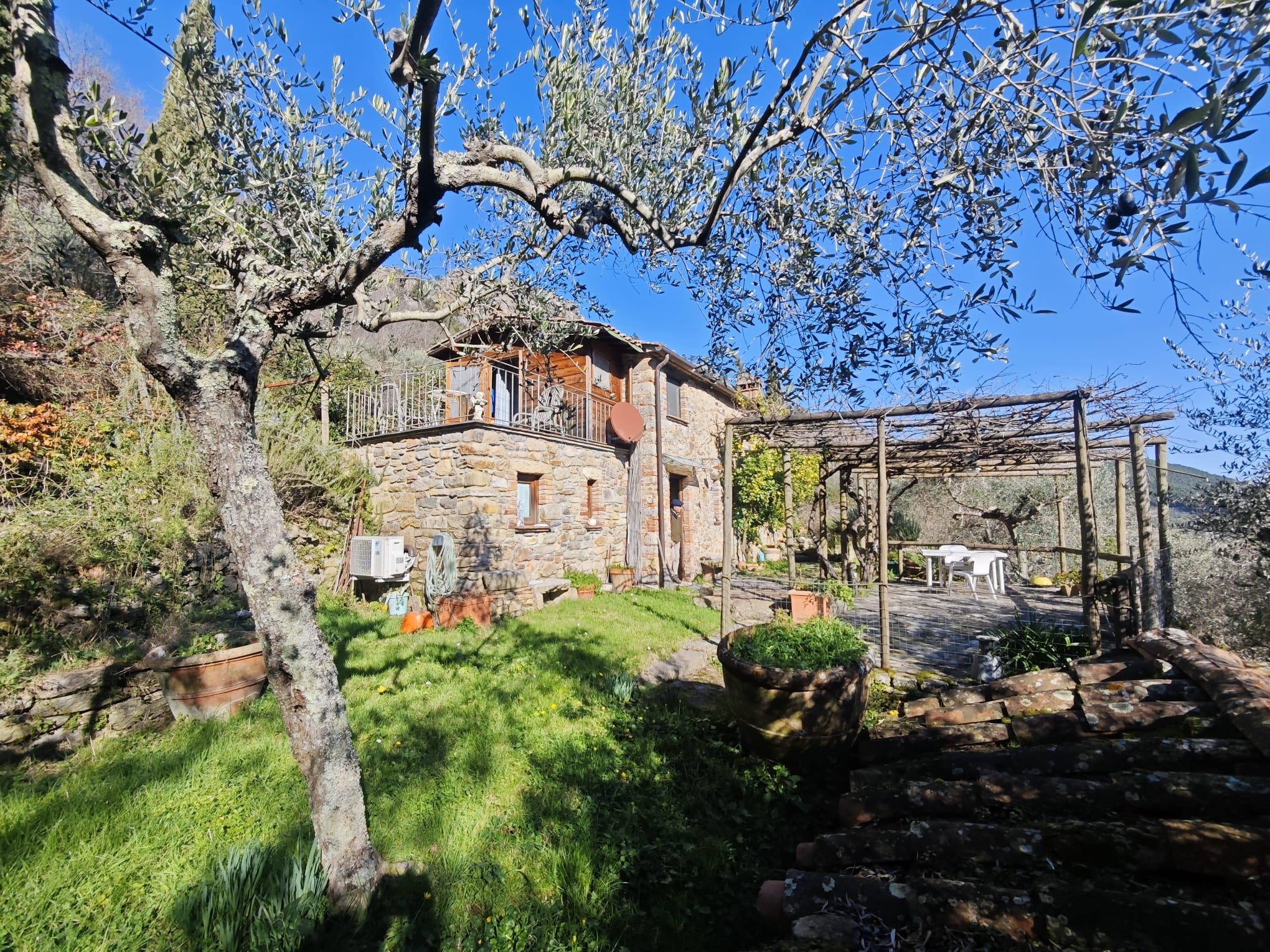 House in Buti - view 1