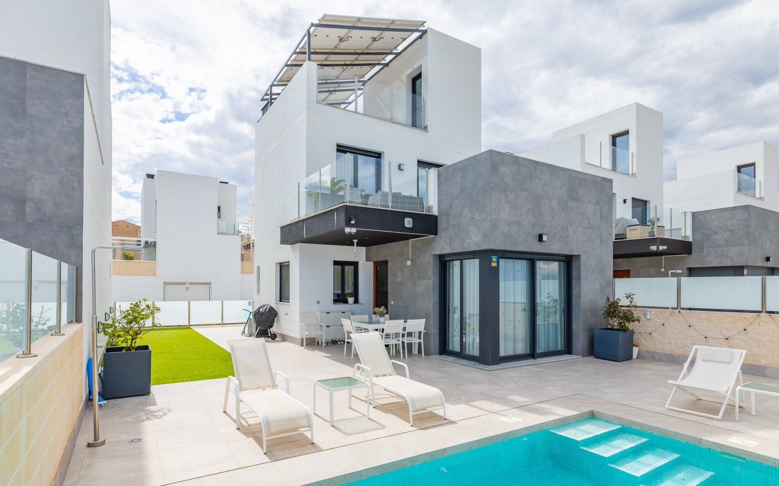 Villa in Residencia los Altos - view 1