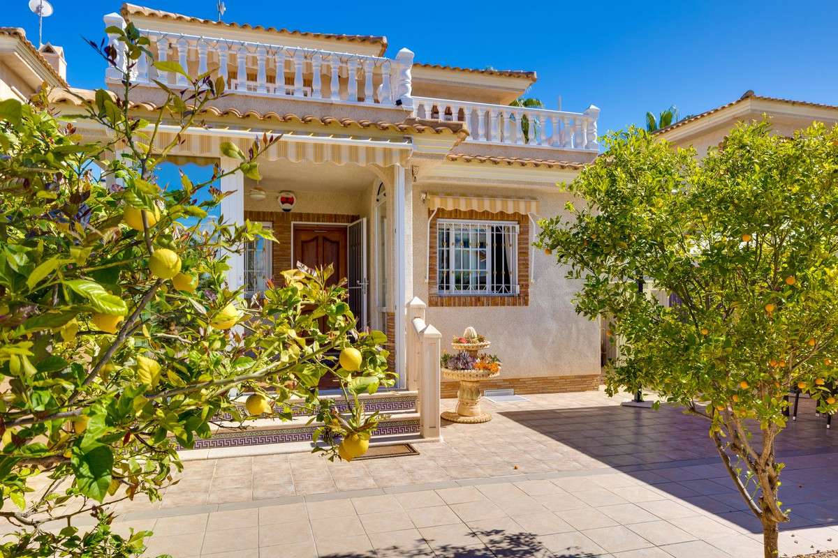 Villa in La Zenia - view 1