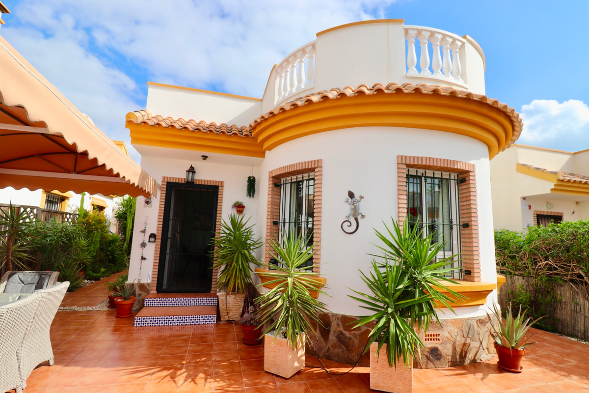 Villa in Urbanizacion El Raso - view 1