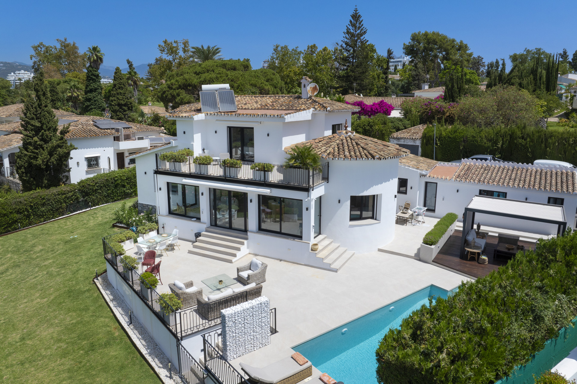 Villa in Guadalmina - view 1