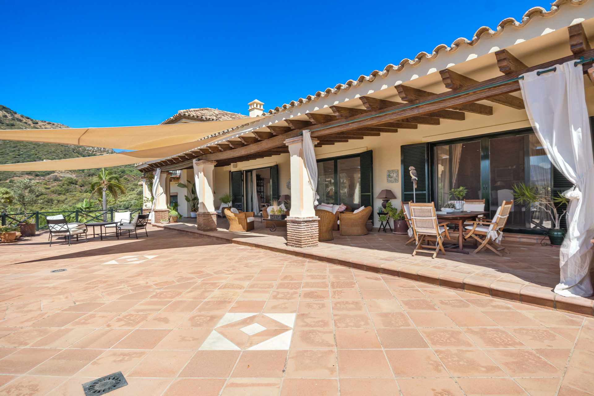 Villa in El Paraiso - view 1