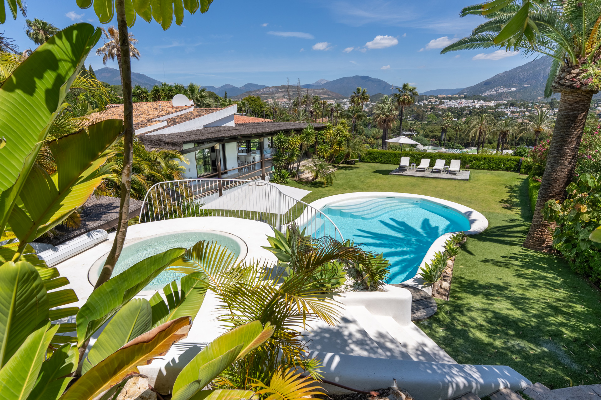 Villa in Nueva Andalucia - view 1