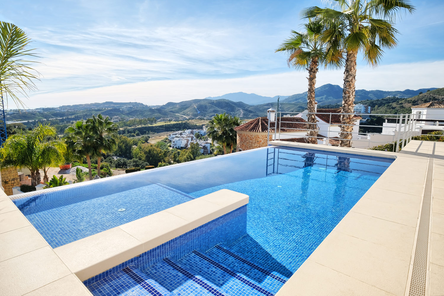 Villa in Benahavis - view 1