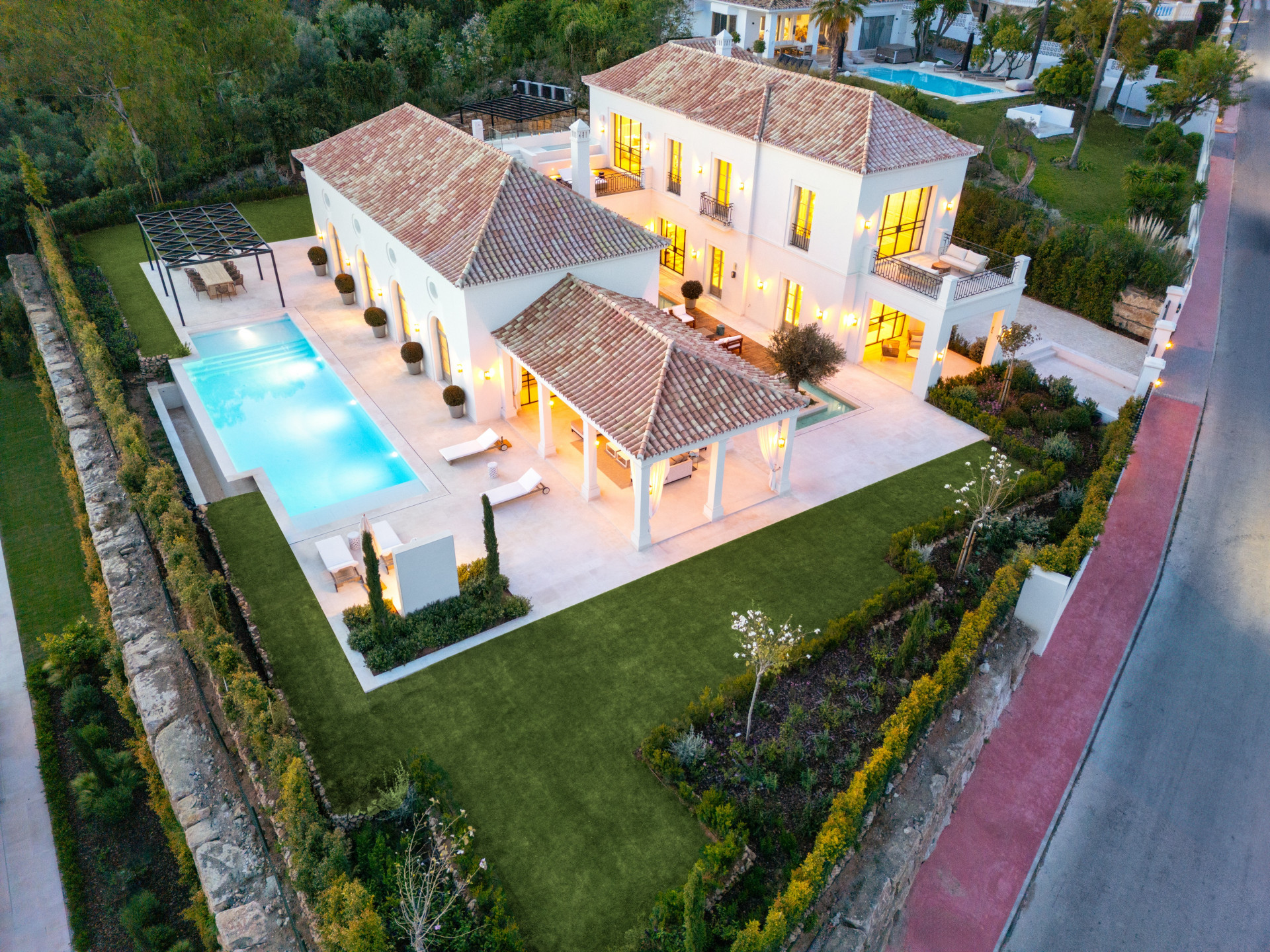 Villa in Nueva Andalucia - view 1