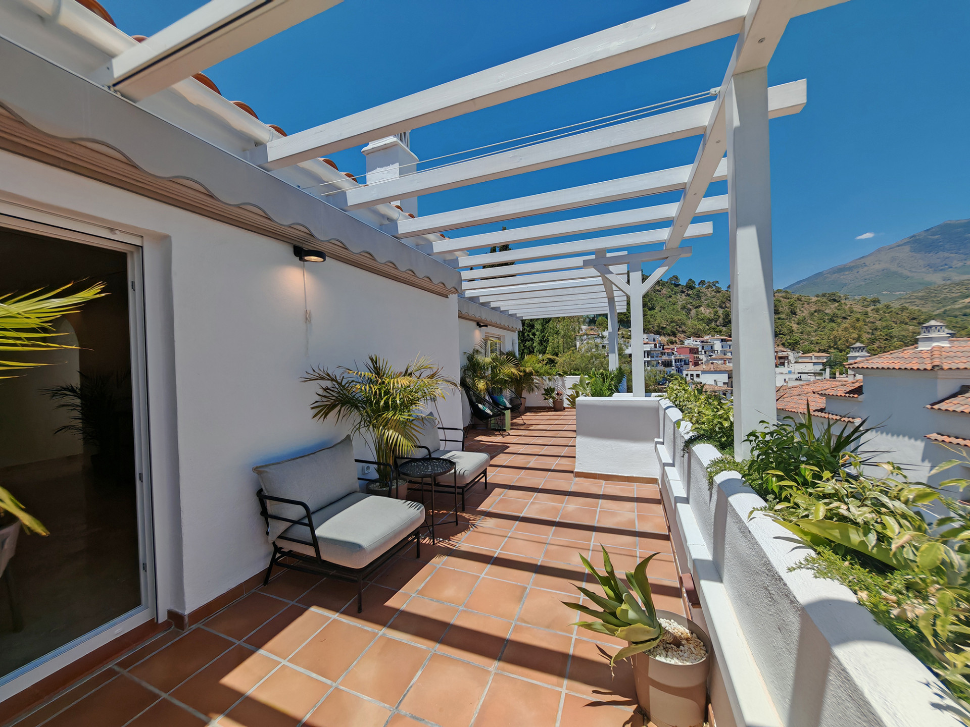 Penthouse in Benahavis - view 1