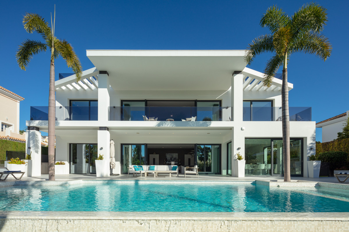 Villa in Nueva Andalucia - view 1