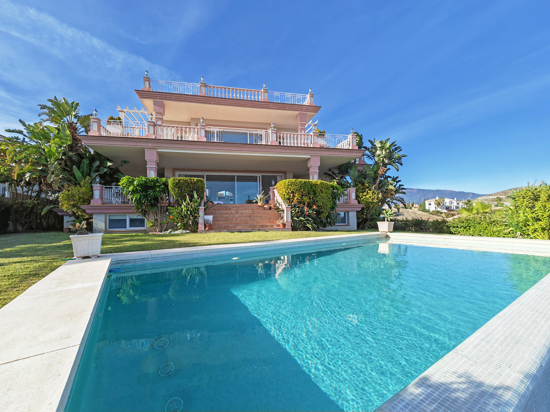 Villa in Benahavis - view 1