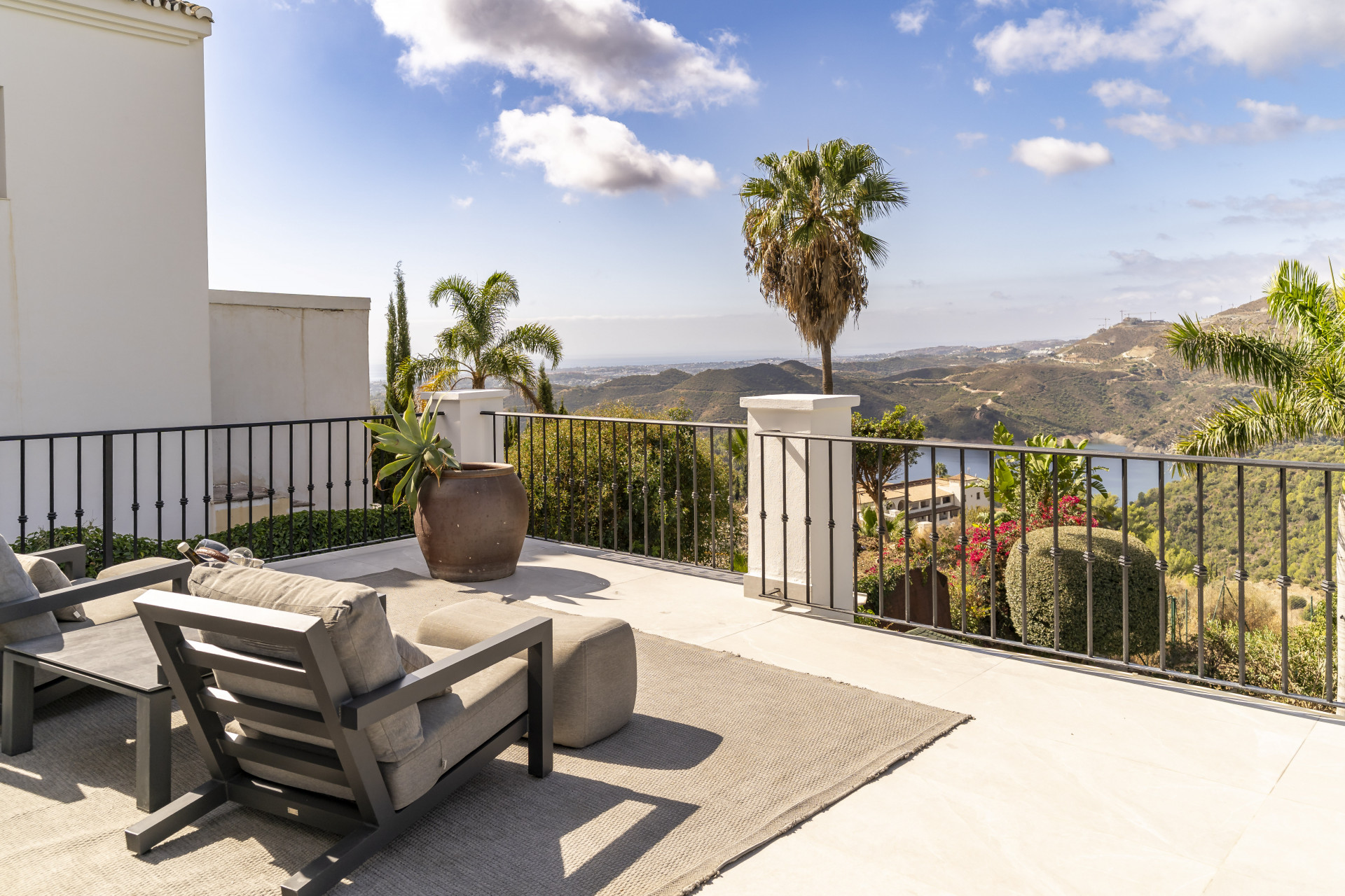 Villa in Istan - view 1