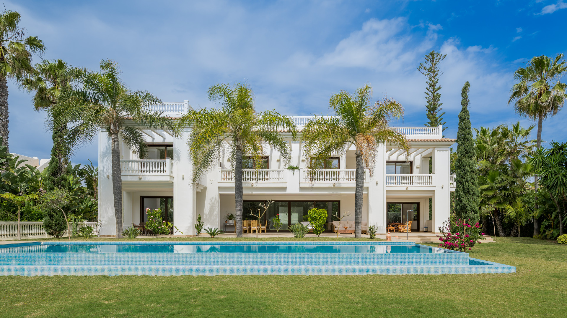 Villa in Estepona - view 1