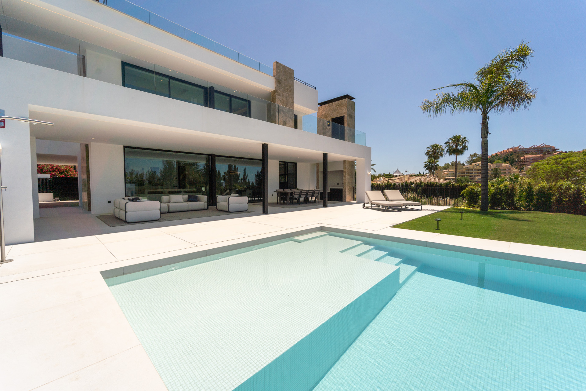 Villa in Marbella Del Este - view 1